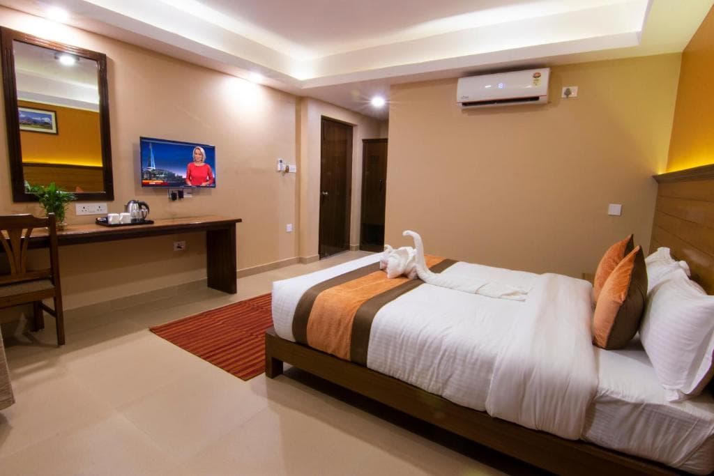 Hotel for sale in Lakeside,Barahi street